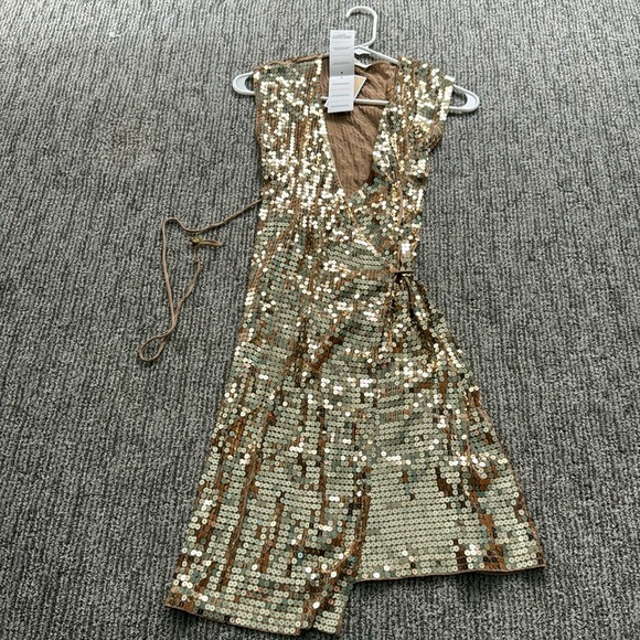 michael kors gold sequin dress Michael Kors Sequin Party Gold Midi Dress (XXS) – The Thrifty Hippy